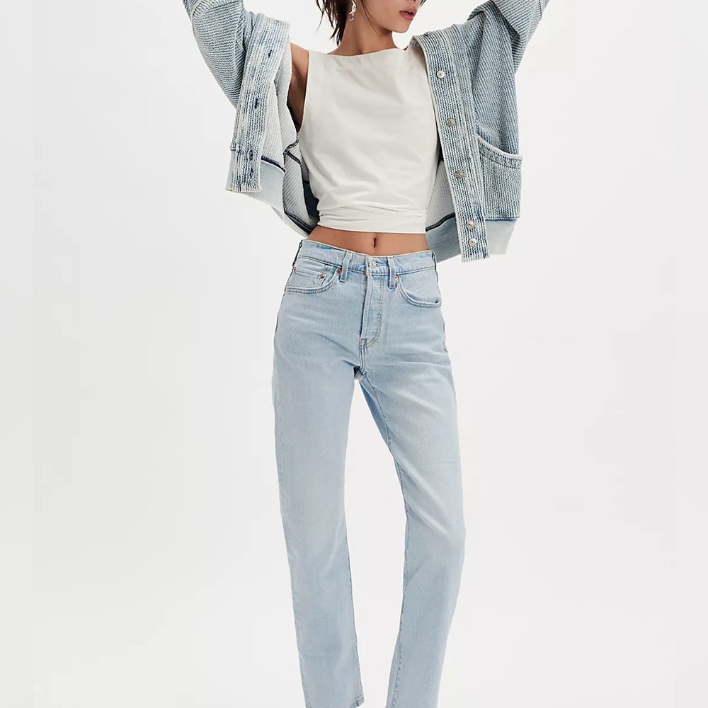 Light wash Levi’s 501